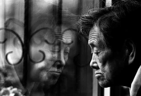 暖心！为容易走失的失忆老人戴上黄手环