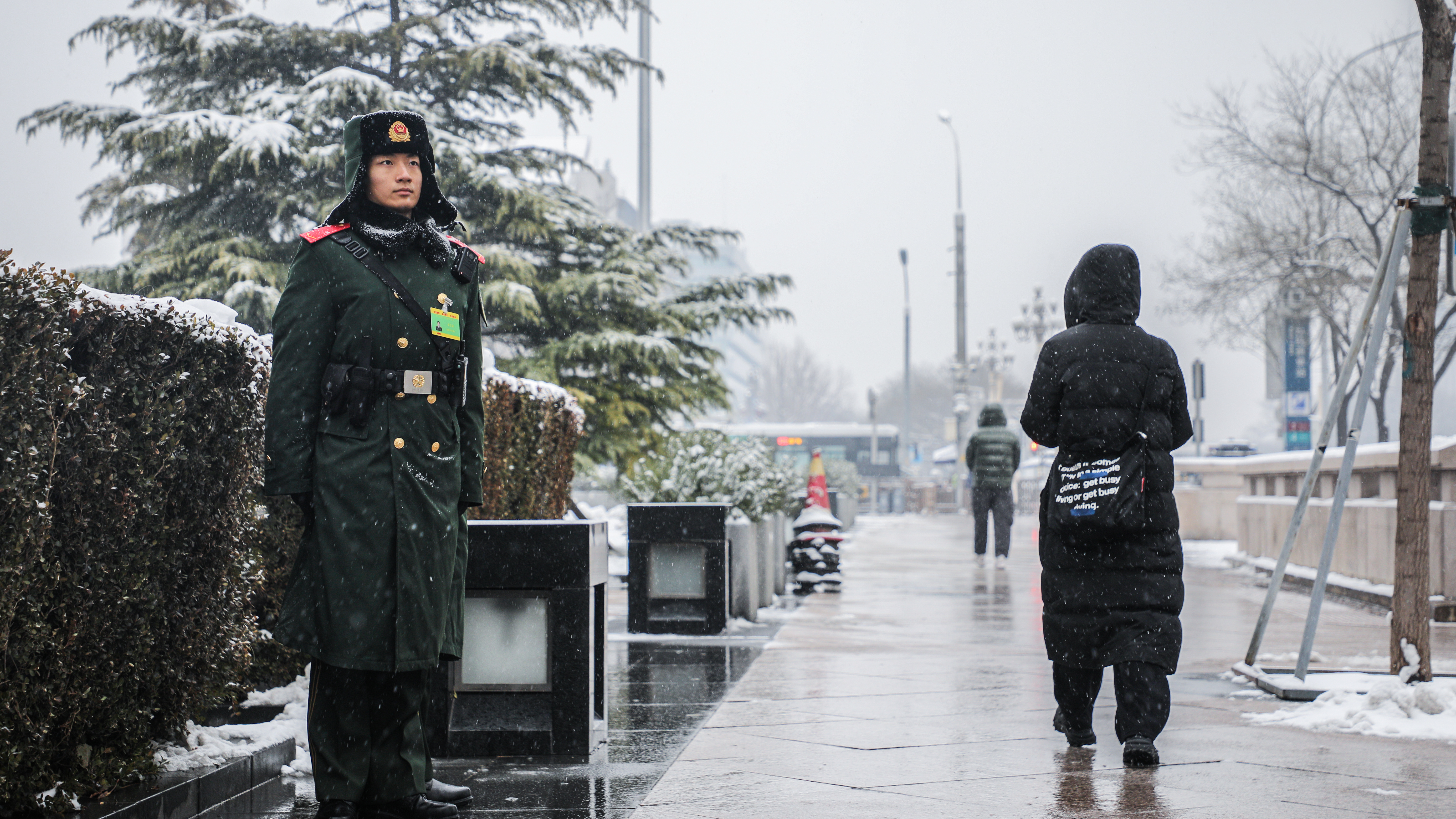 持续降雪!武警官兵坚守执勤一线不放松 持续降雪!武警官兵坚守执勤一线不放松