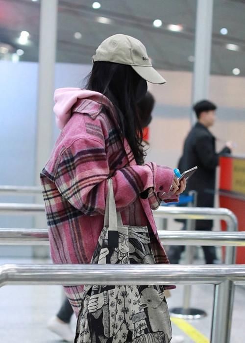 杨幂现身机场全副武装 网友:估计只有她老公才