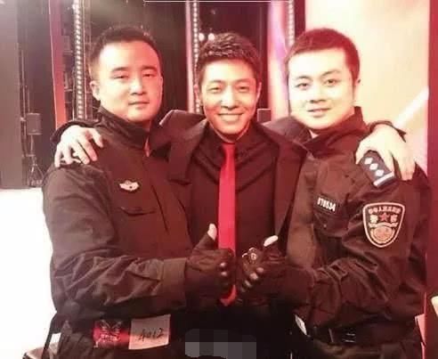 明星与警察合照谁最尴尬?网友:黄渤马云多向撒