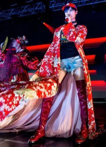 李宇春再放大招!大红袍女人味十足,台上上演美