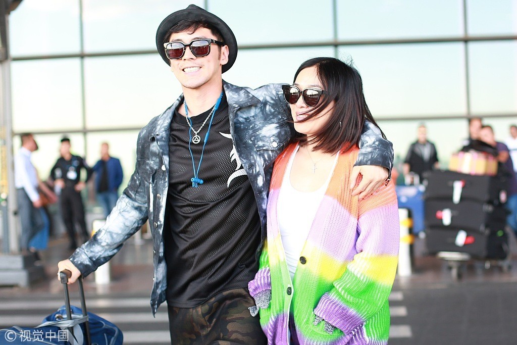 48岁钟丽缇被张伦硕搂在怀中小鸟依人 被爱情