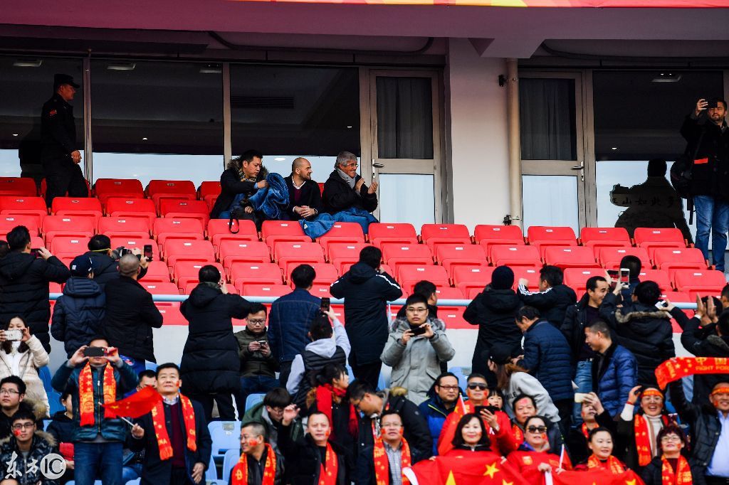 神奇教练米卢手持摄像机现身球场,曾率中国队