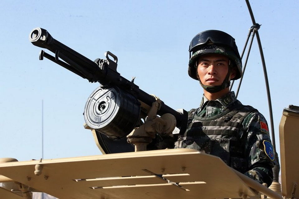 解放军誓师出征和平使命联合反恐军演