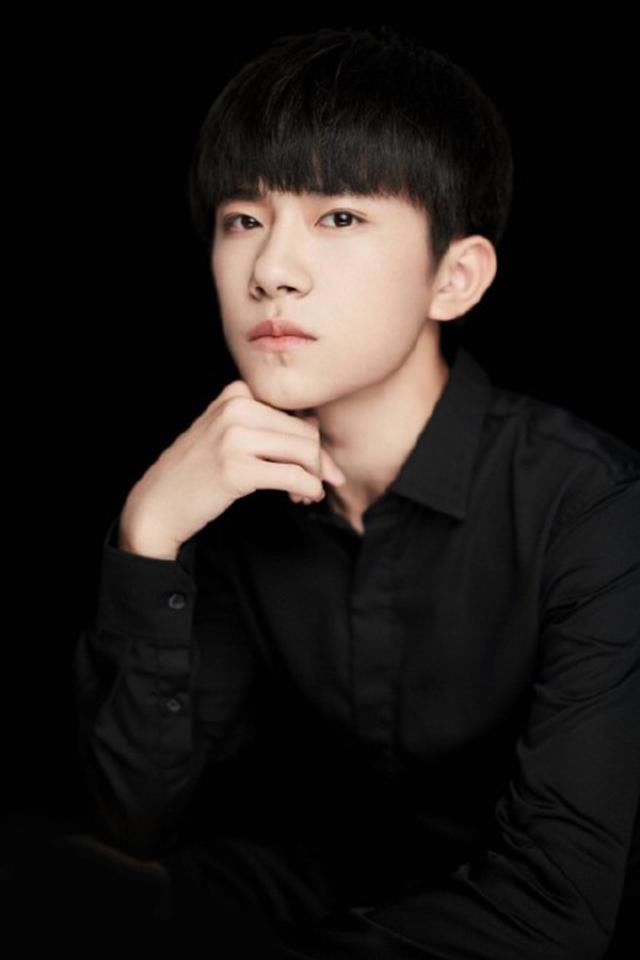 易烊千玺嘴唇下侧长了两个小包,原来这是美人