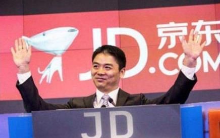 如果刘强东把700亿存银行,一天利息是多少?