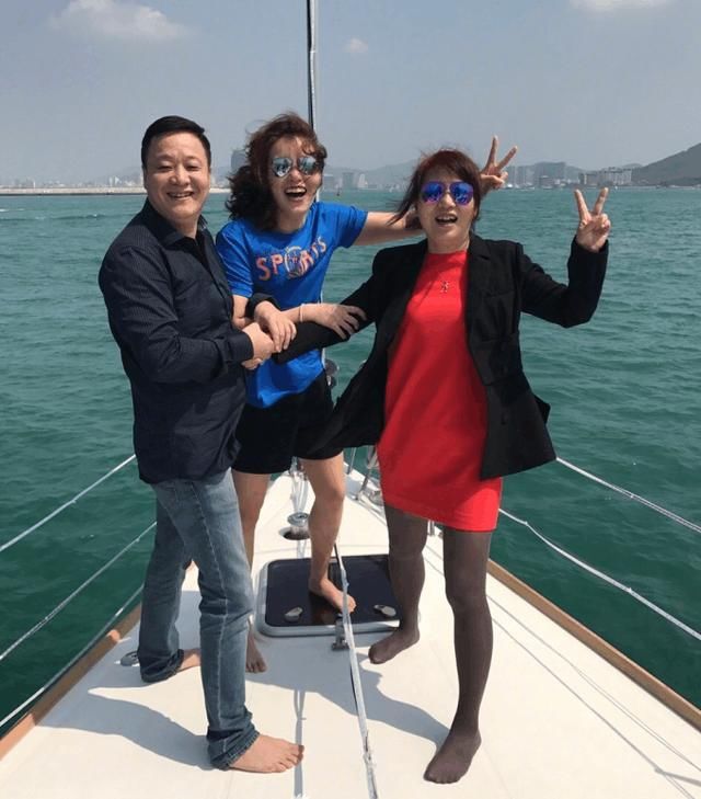 傅园慧一家三口合照罕见曝光, 母女二人像是一