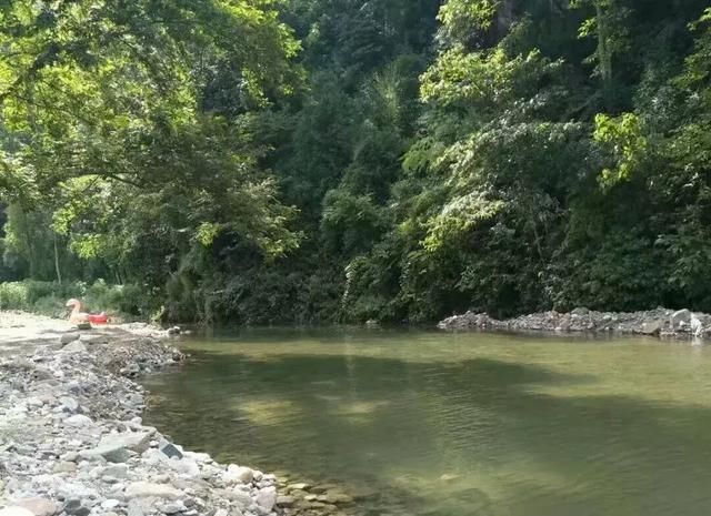 大邑黑水河毗邻西岭雪山景区,风光秀丽空气清新,植被覆盖率也比较高.