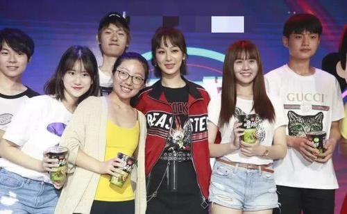 167杨紫穿短裙秀大长腿,效果不佳,网友:是鞋底