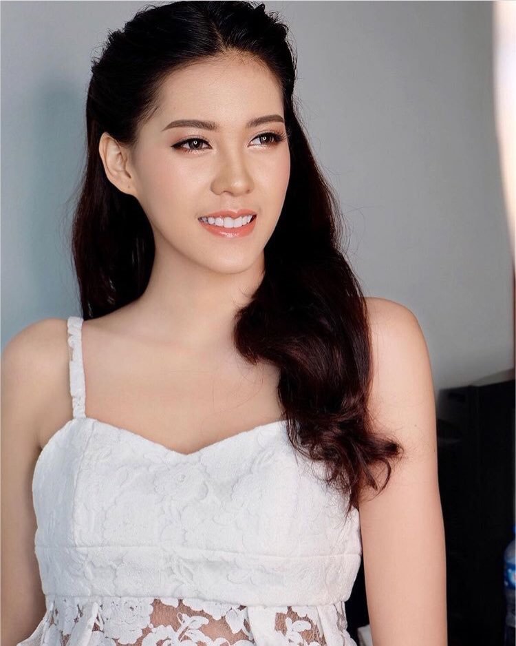 抛开颜值和身材不谈，翻开苏帕潘的简历，我们会发现她绝对是一个有故事的女同学。首先，她是大三在读学生，专业是企业管理。想象一下，这样一位清秀的白领丽人，无论在哪个公司都是焦点中的焦点……