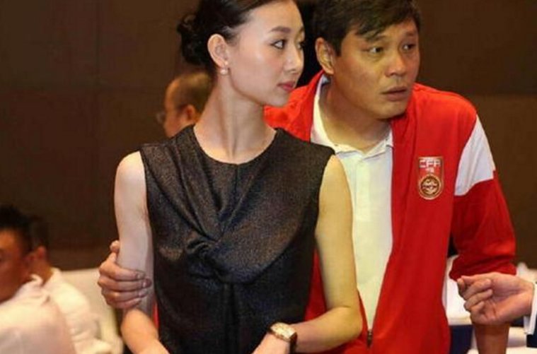 中国收入最高的球星,三度结婚终娶小17岁女友