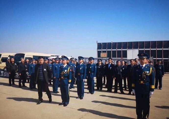 近日，海军某部一架战机在海南省乐东县境内组织飞行训练时失事，两名飞行员不幸牺牲，其中一名飞行员任永涛是陕西省西安市鄠邑区人。3月18日，在鄠邑区举行“接英雄烈士回家”纪念活动，不少民众来到现场缅怀英烈。