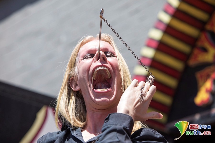 威尼斯海滩怪诞秀:有人表演钢针鼻孔进嘴巴出