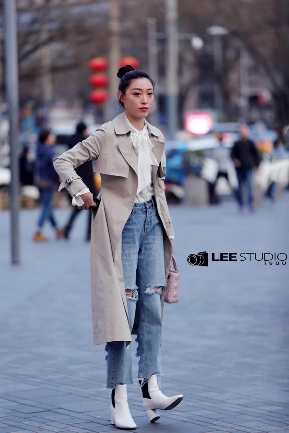 街拍:女孩给人一种高冷的感觉