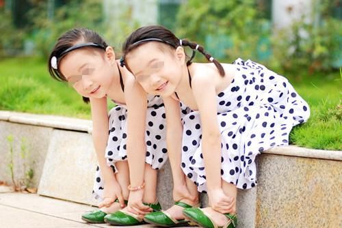 8岁双胞胎女儿从来不叫爸爸:他只爱喝酒,不爱