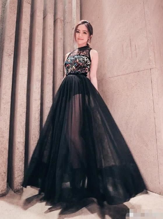 邓紫棋穿透视裙不穿安全裤,三角区扎眼,网友:一