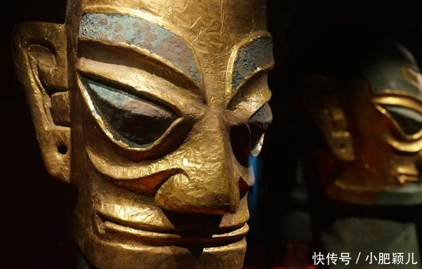 旅游不文明现象频发,一男子竟放肆躺三星堆博