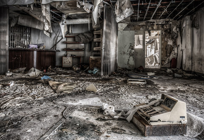 由澳大利亚摄影师布布雷特-帕特曼拍摄的一组废弃日本学校的诡异照片日前在网络上传开，惊悚画面令人毛骨悚然。据悉，由于当时该地发生了严重的矿难事故，而控股该学校的公司也于2006年破产，这所位于半山腰的学校便被弃之不顾了。