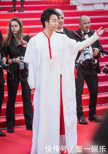 丢人丢到国外!李玉刚身着白纱裙亮相戛纳,却被