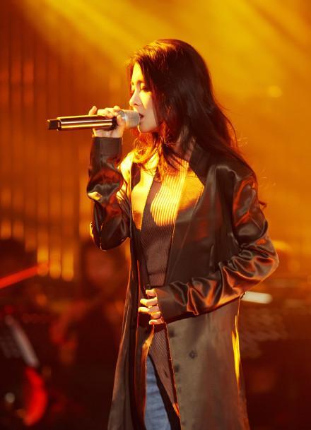 《歌手》现场彩排:张碧晨牵手杨宗纬深情演唱,今晚静听《凉凉》