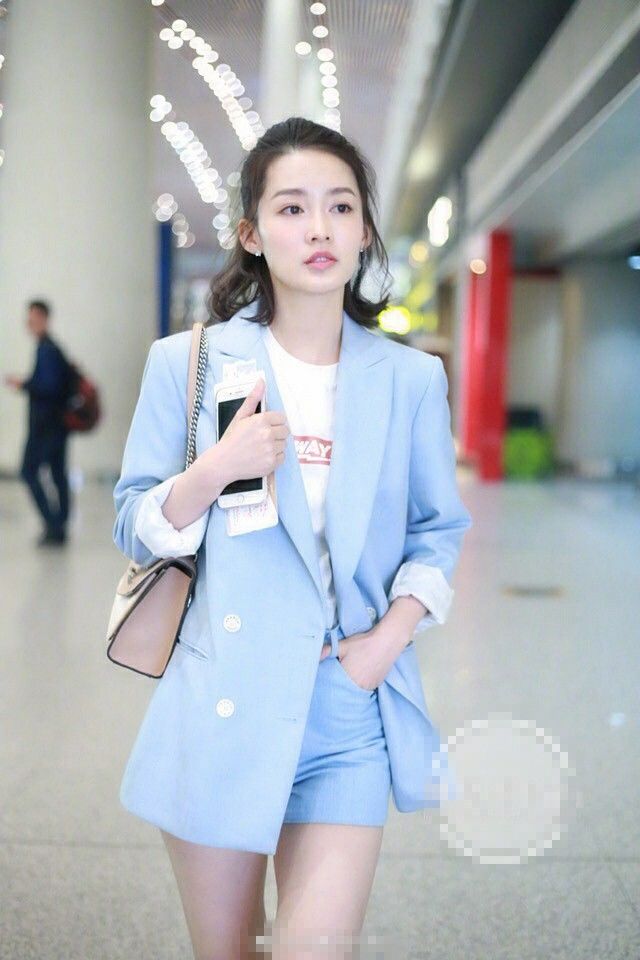 李沁清新机场街拍,清丽干净自带气场,一双长腿