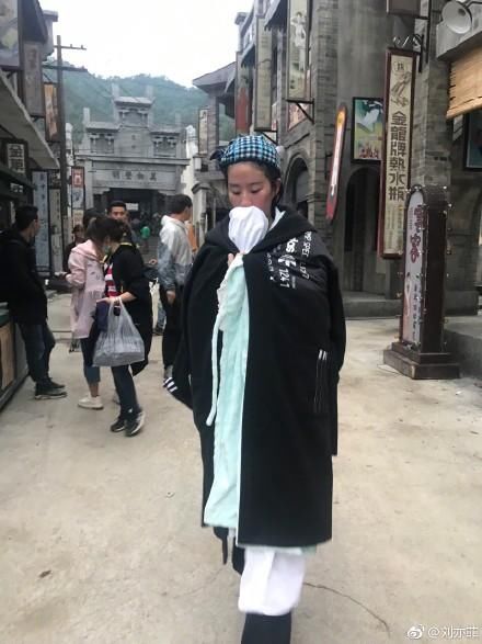 刘亦菲晒水戏后照片,原谅我忍不住笑出了声!