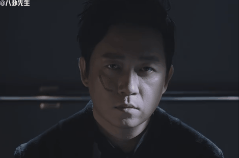 在《白夜追凶》里,潘粤明最后一集里的邪魅一笑让观众赞不绝口▼