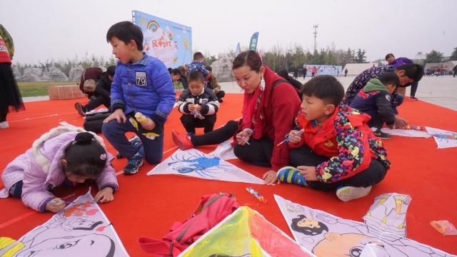 今天被朋友圈刷爆郑州最好玩儿的地方!机器人跳舞,千只风筝齐飞