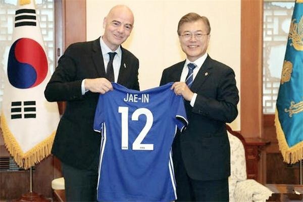 央视天足美女肩带滑落 韩国称要中国联办世界