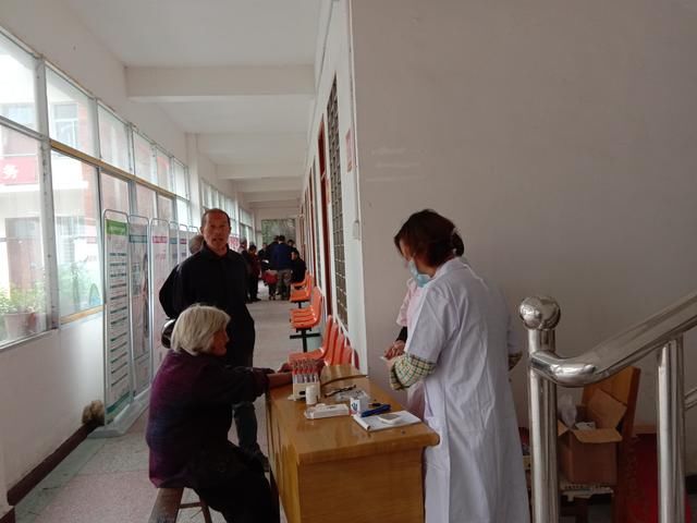 西峡县阳城镇:情系贫困家庭 送医下乡 守护健康