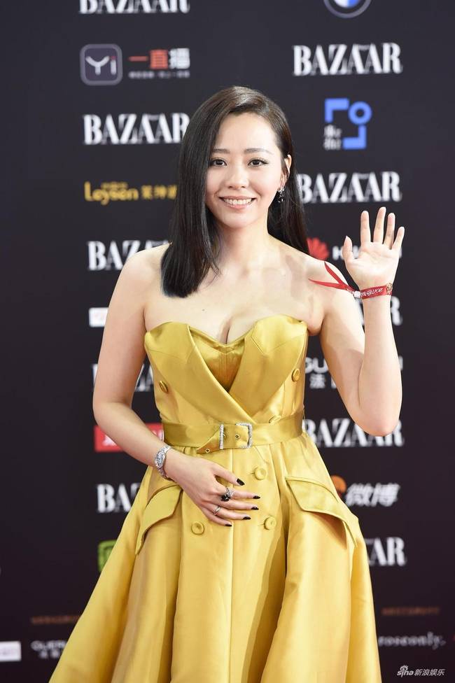 张靓颖穿黄色抹胸裙亮相红毯 明艳动人 张靓颖穿黄色抹胸裙亮相红毯 明艳动人