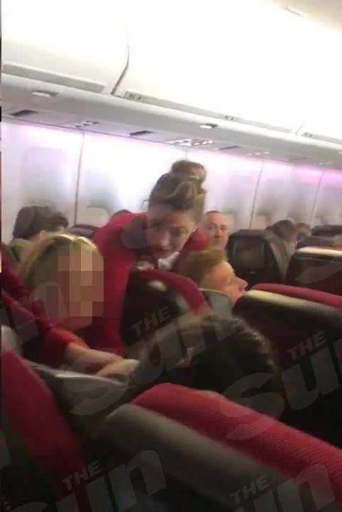 陌生男女厕所"激战" 空姐开门乘客嗨翻