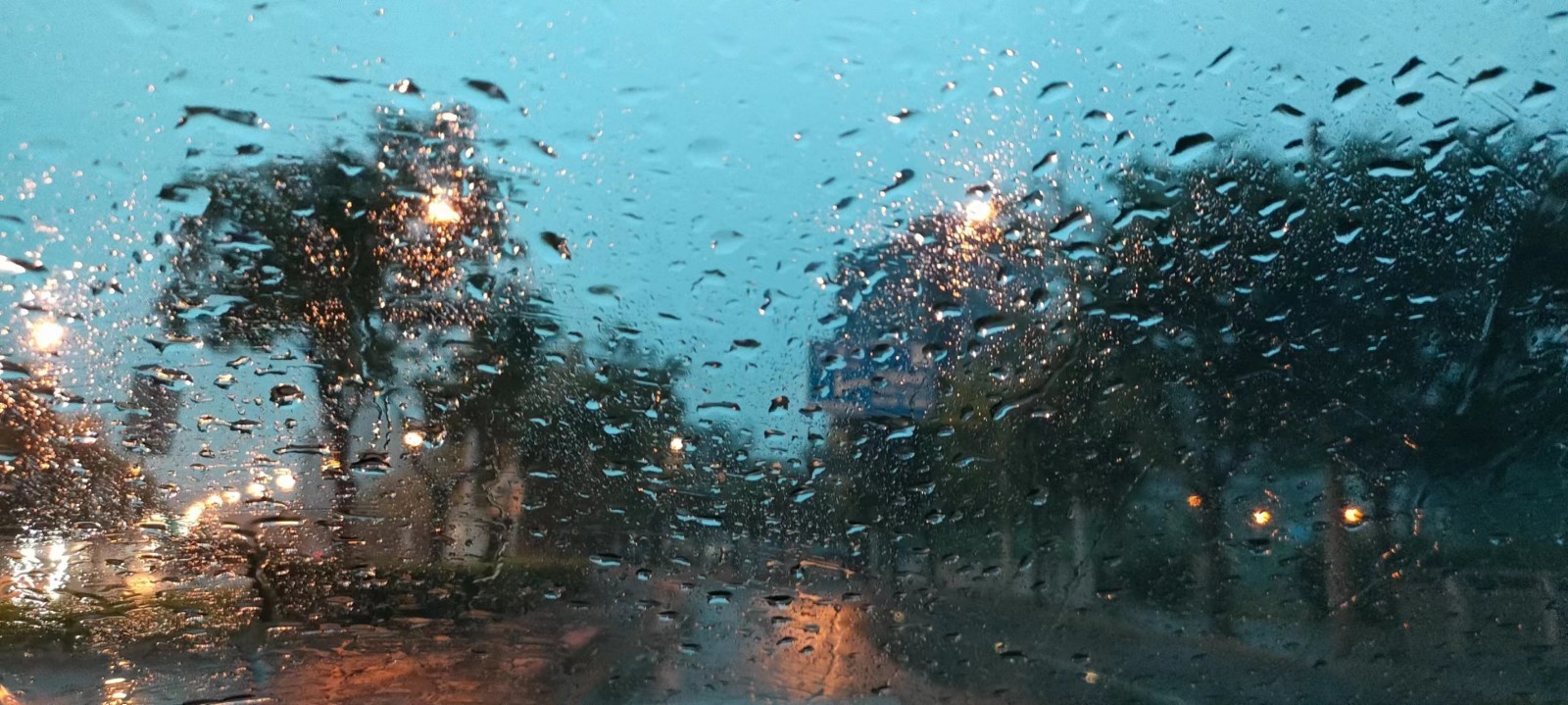 今天白天陰(早晨到上午部分地區零星小雨)轉多雲,傍晚分散性雷陣雨