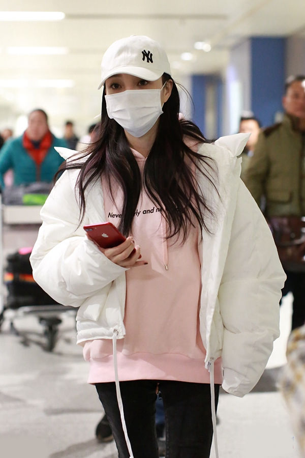 李小璐穿粉色搭白色 诠释辣妈的少女情怀