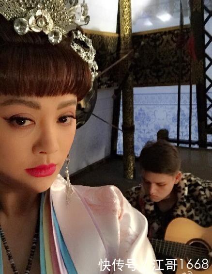 宁静混血儿子19岁越长越帅, 被认成小男友, 爸