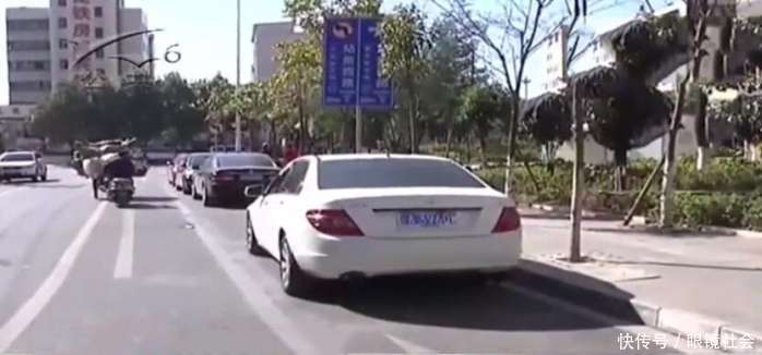 车停在停车位里 却遭交警贴了罚单 车主询问交