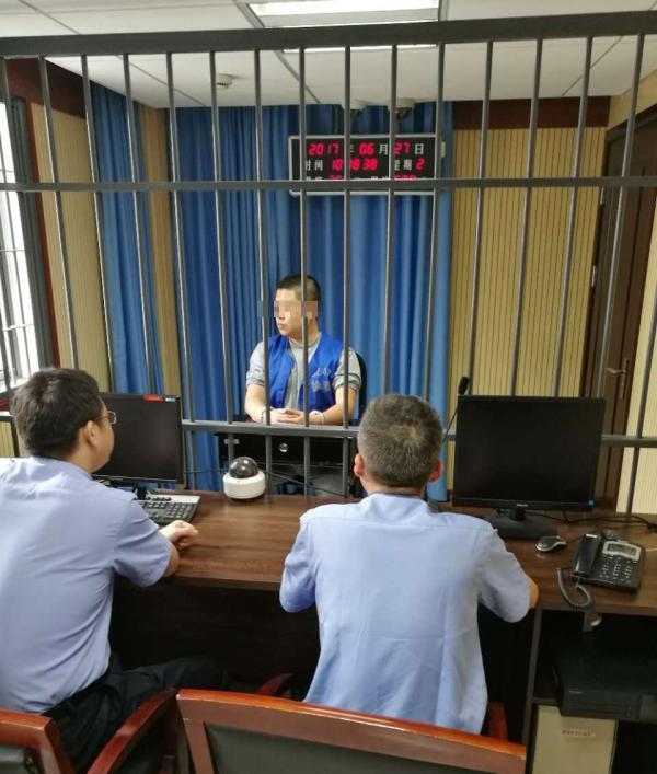 参与打架的犯罪嫌疑人接受民警审问. 警方供图