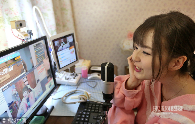 每天下午3点,她会准时打开电脑,开始直播玩游戏.