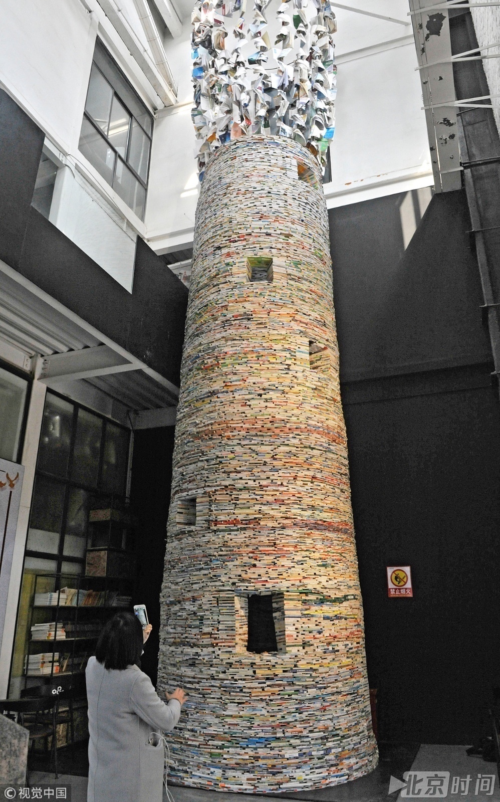 西安现11米高书塔 由14吨书搭建-北京时间