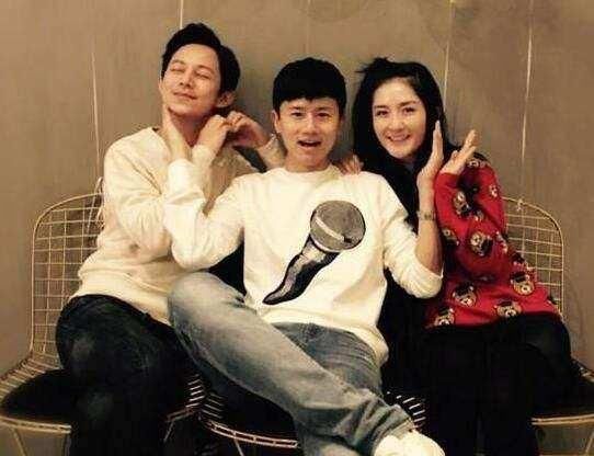 谢娜产下双胞胎女儿,张杰首发全家福照片,何炅