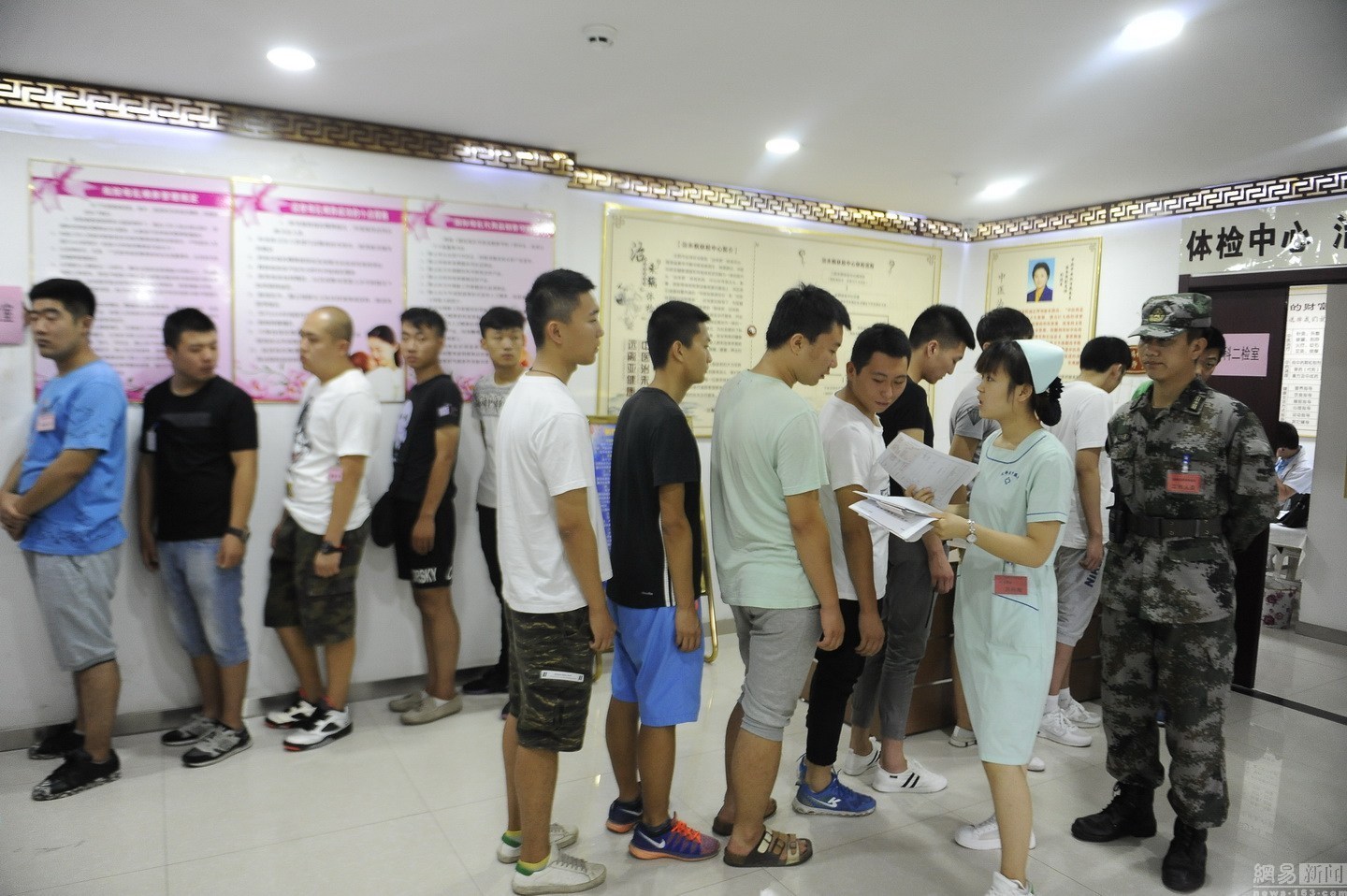 图为征兵体检现场