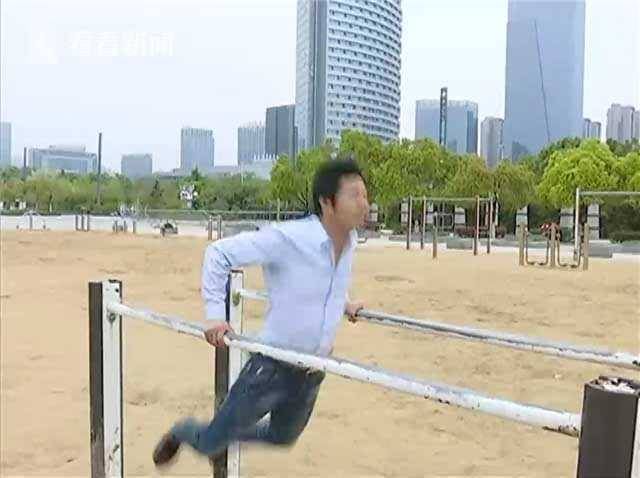 小伙因身体差练习俯卧撑五年 竟拿到世界纪录