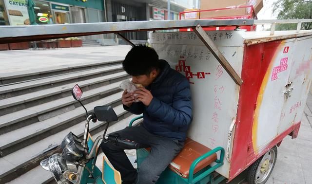 京东配送员和顺丰快递员那个工资高?看到他们