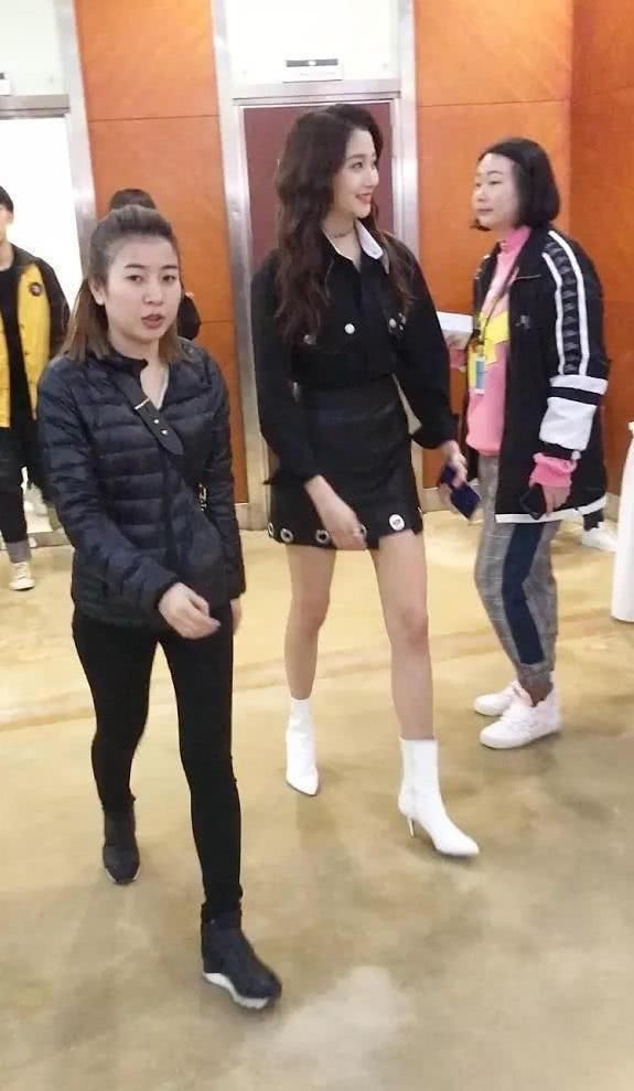 关晓彤亮相北影节红毯,红唇深V引吐槽,网友:是