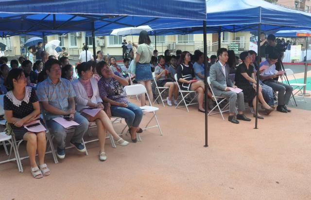 蓝天下的至爱 家门口的慈善以慈善之名圆童话