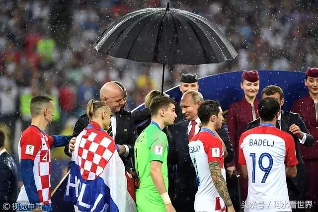 俄罗斯世界杯颁奖典礼上,工作人员只给普京打