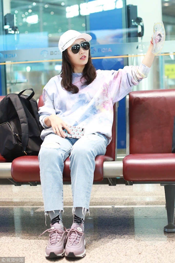 王鸥拿印有易烊千玺手机壳和扇子变迷妹 与陈