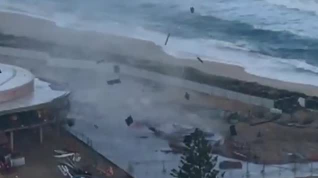 澳海岸遭遇海上龙卷风 汽车差点被吹走