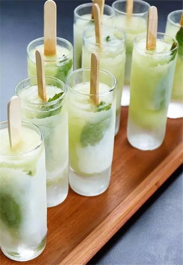 3,将兑好的果汁倒入加了西柚的模具里