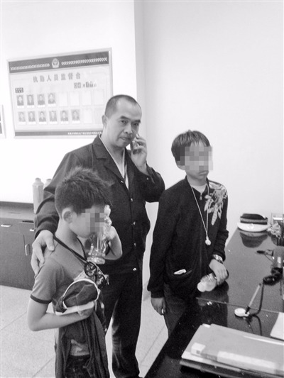 两名小学生怀揣1万元钱 两名小学生怀揣1万元钱